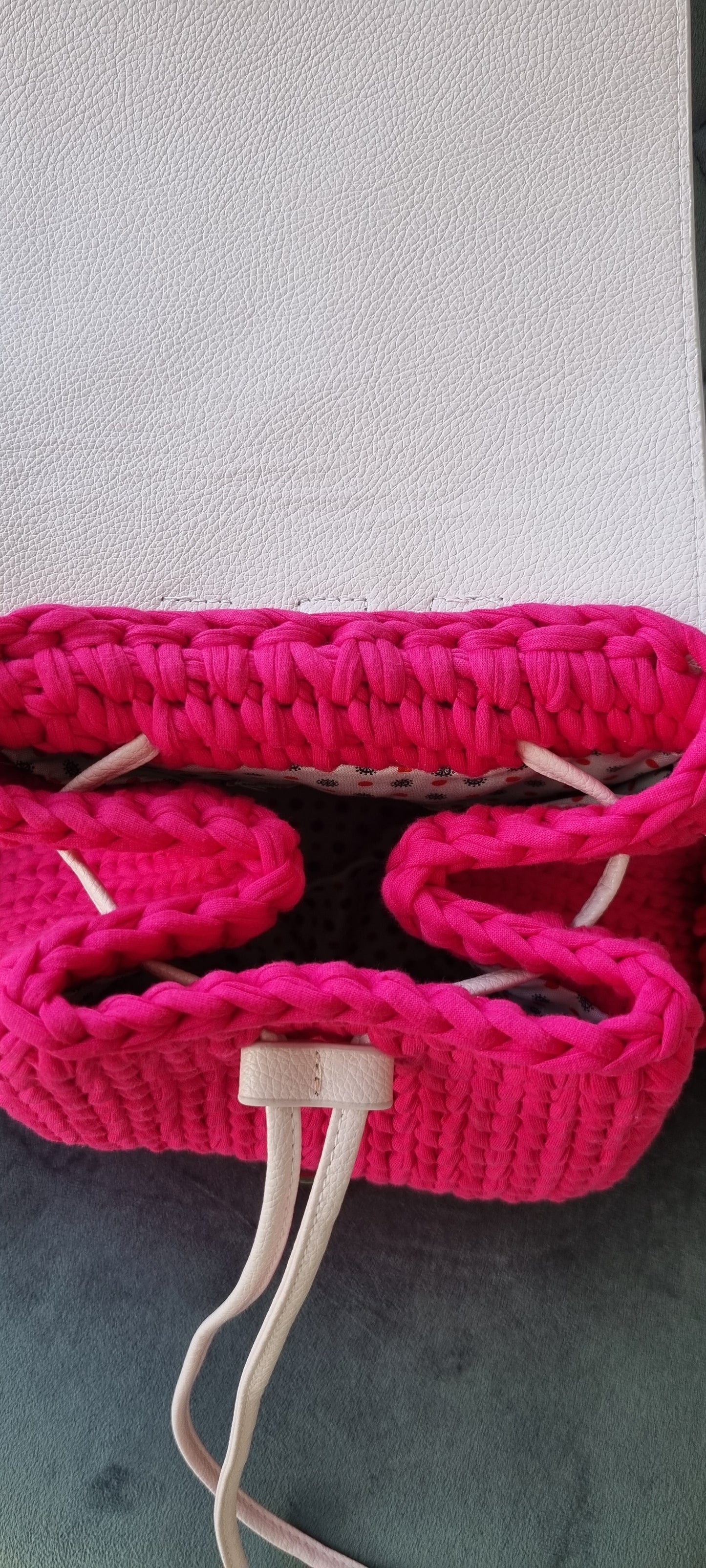 Handgemachter kleiner Rucksack mit veganem Leder