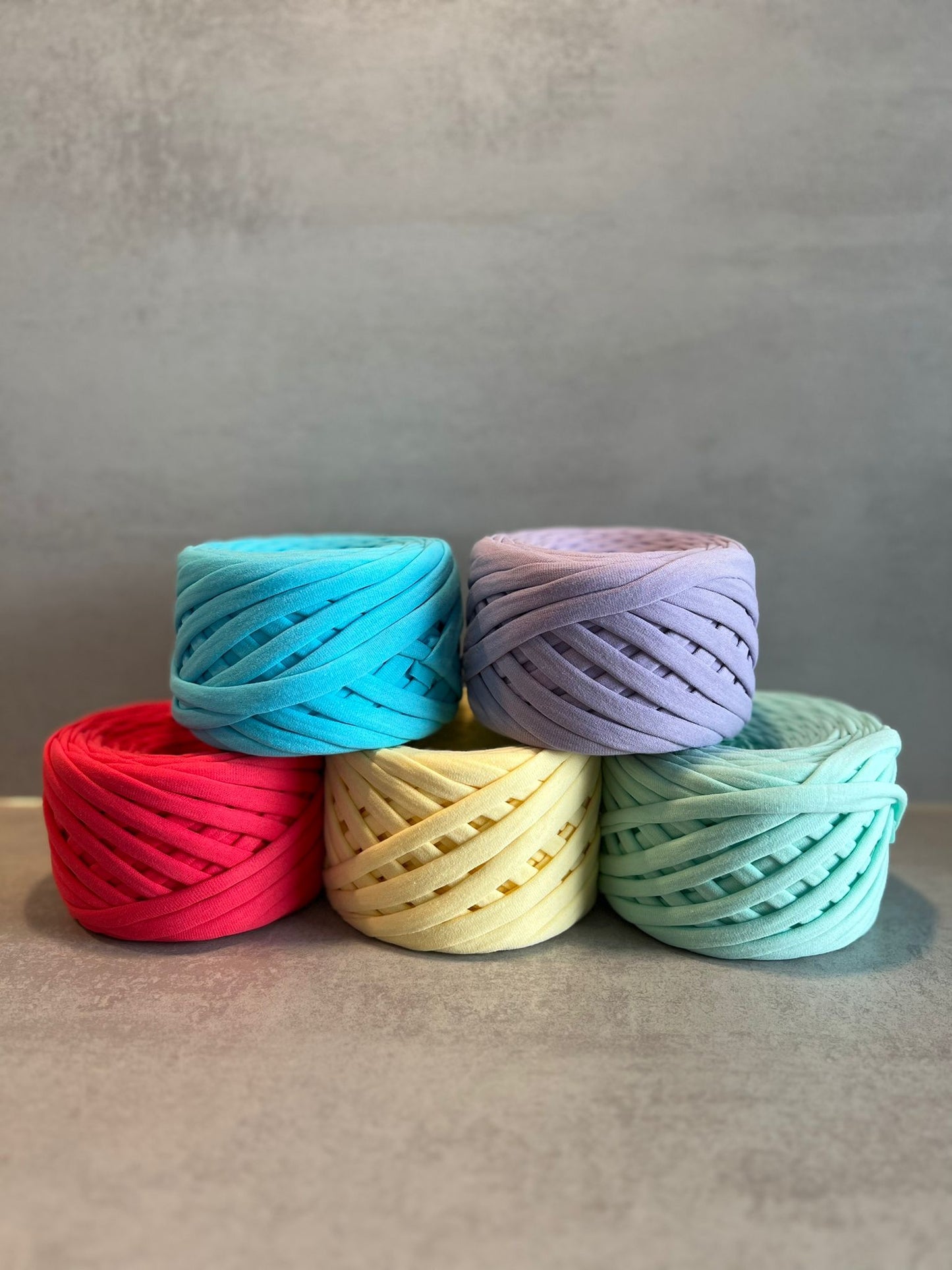 Yarn in rainbow colors 250m package t-shirt