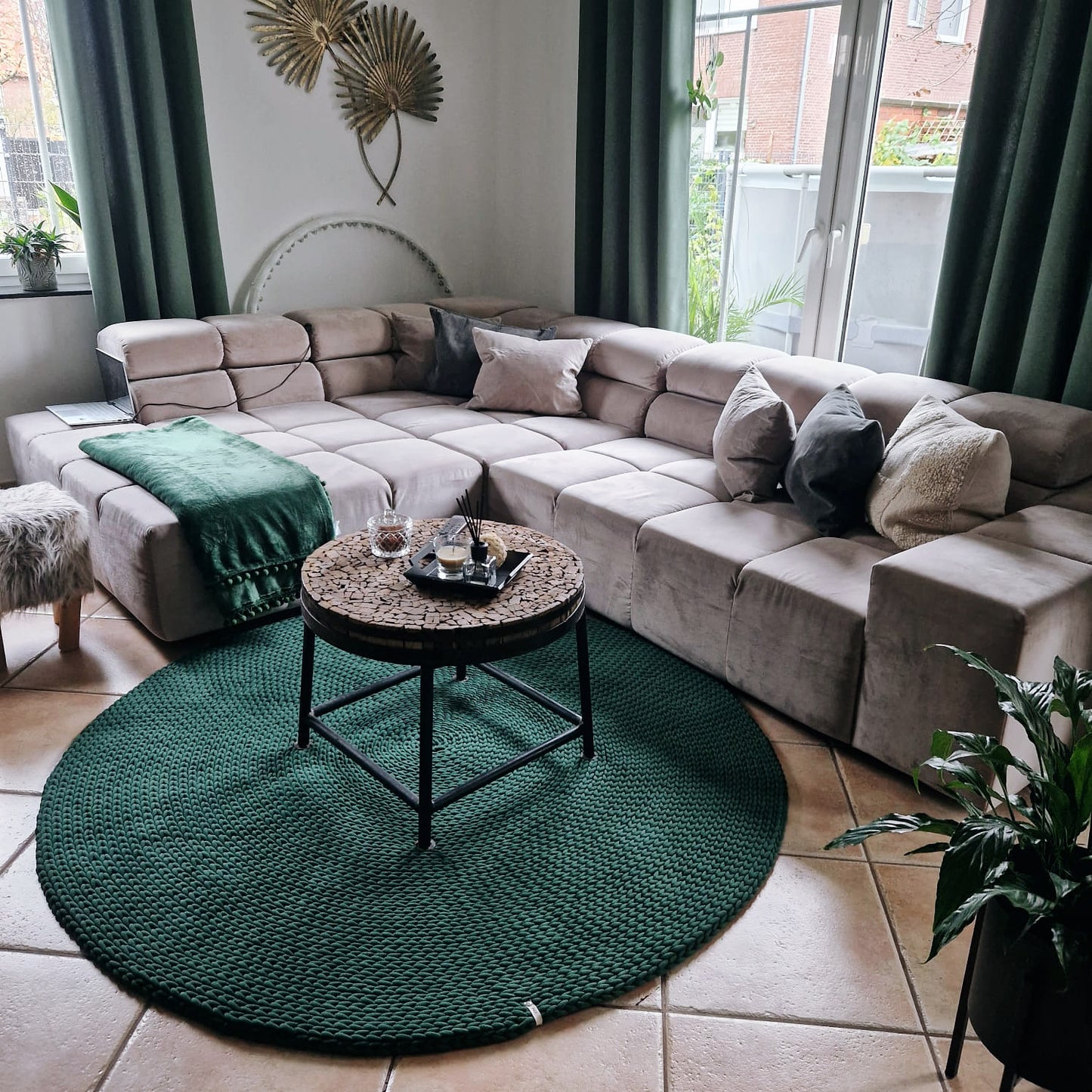 Handgemachter Teppich rund im skandinavischen Look