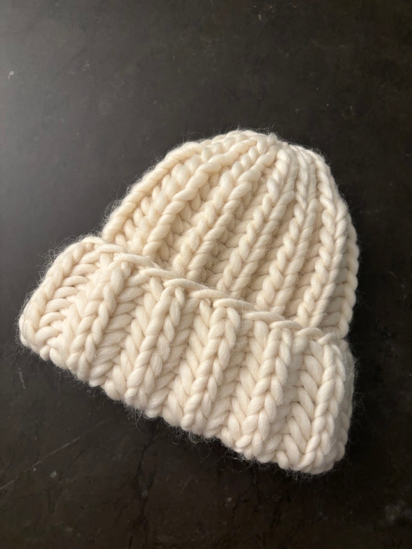 Handgestrickte Mütze aus extradicker Wolle