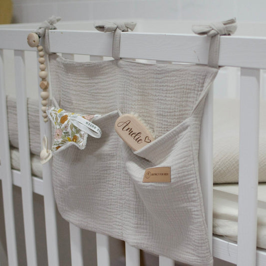 Babybett Organizer Musselin - Aufbewahrung fürs Babyzimmer