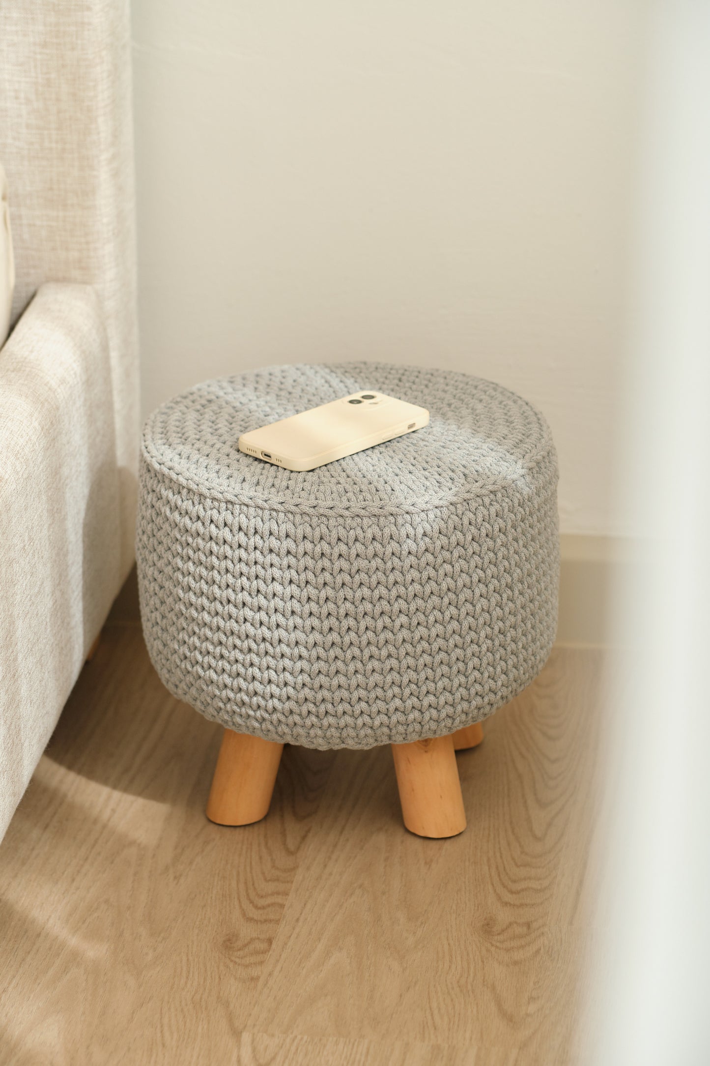 Hocker umgehäkelt mit 100% recycelten Baumwolle