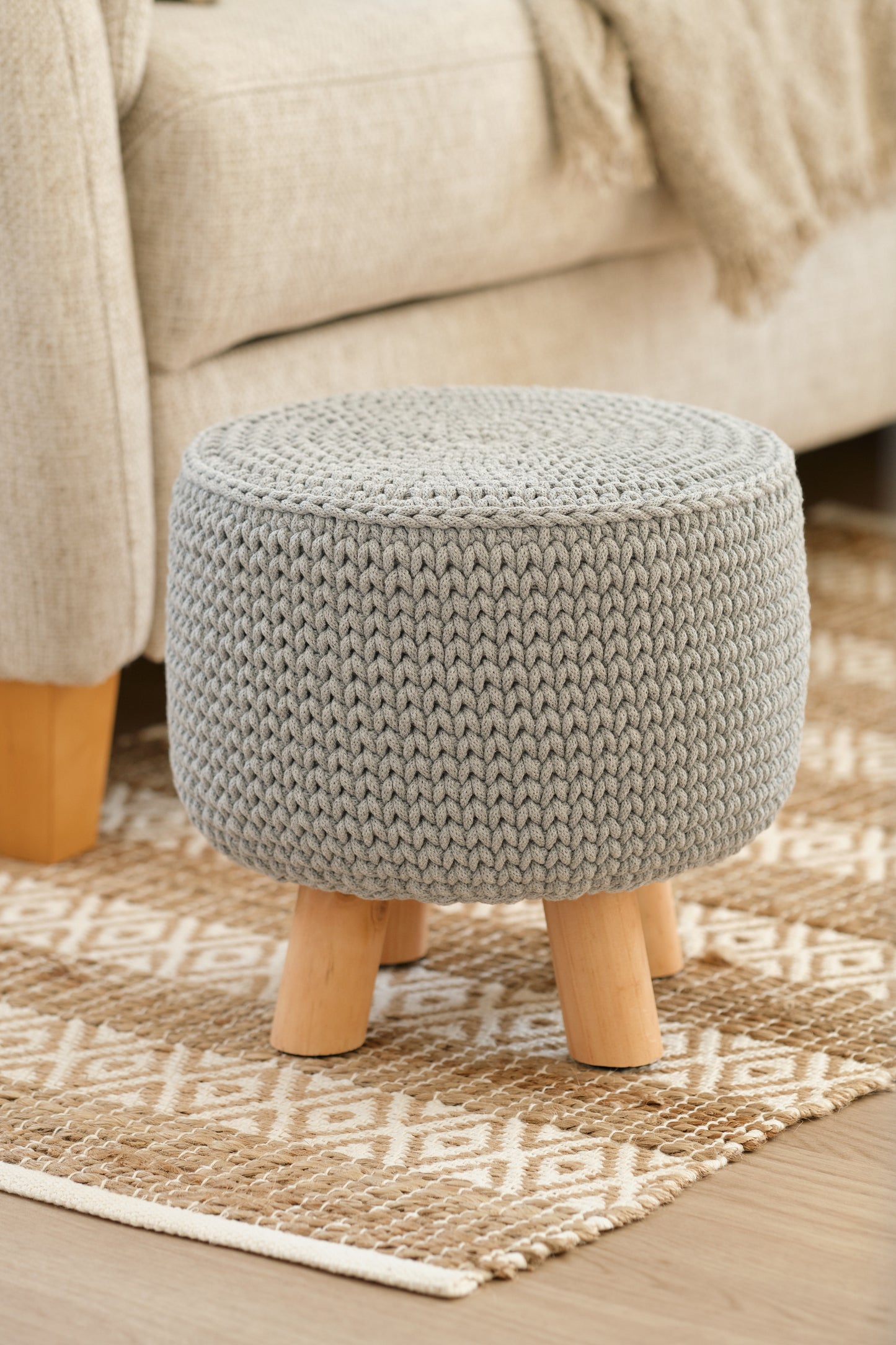 Hocker umgehäkelt mit 100% recycelten Baumwolle