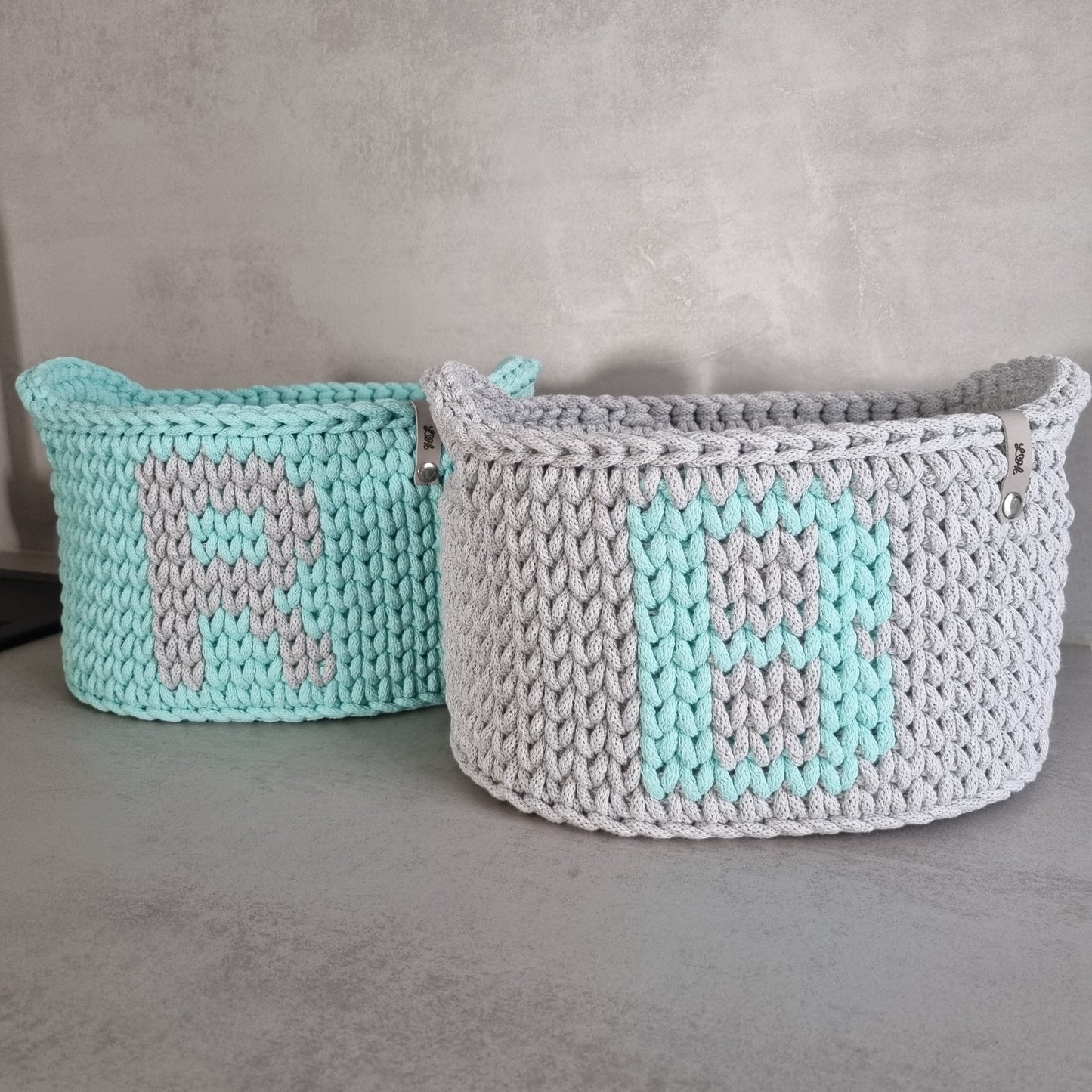 Handgemachter, personalisierter Korb mit zwei Griffen