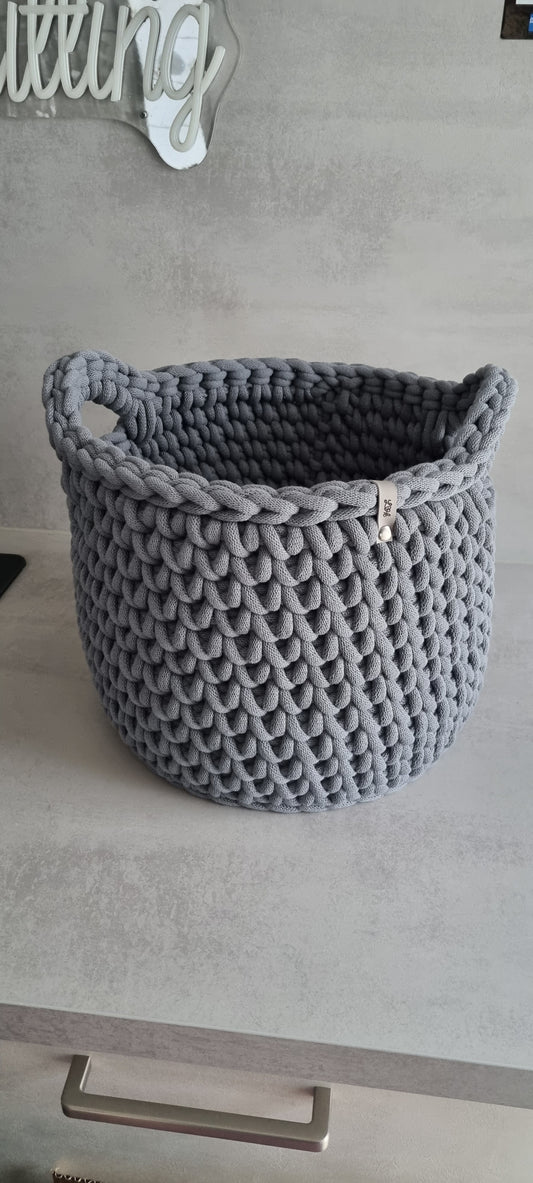 Cesta de juguete para habitación de bebé tejida a ganchillo con algodón reciclado