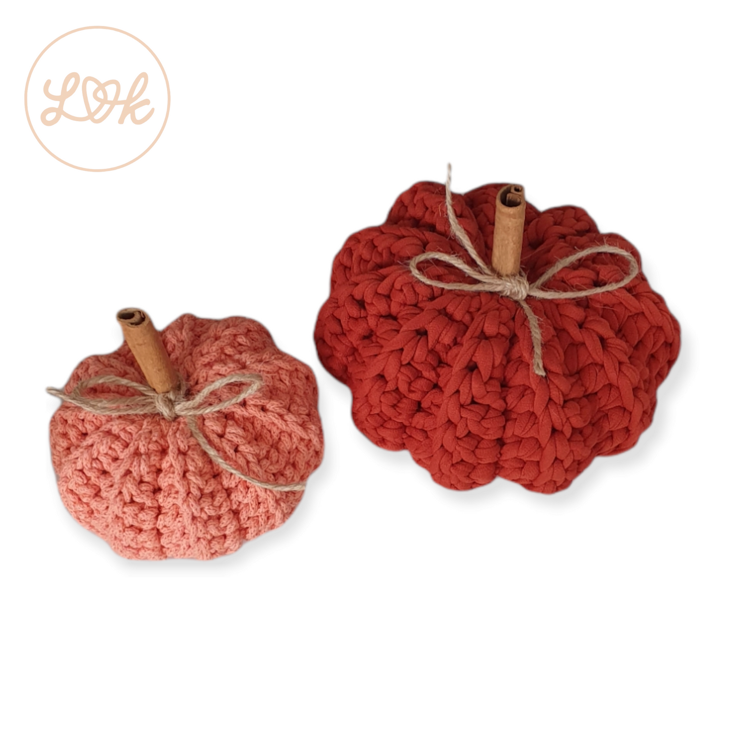 Decorative pumpkin crocheted from 100% recycled cotton with natural cinnamon sticks