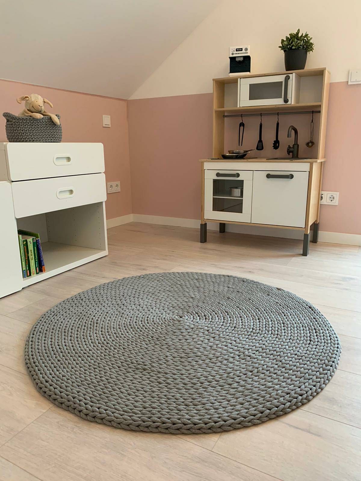 Handgemachter Teppich rund im skandinavischen Look