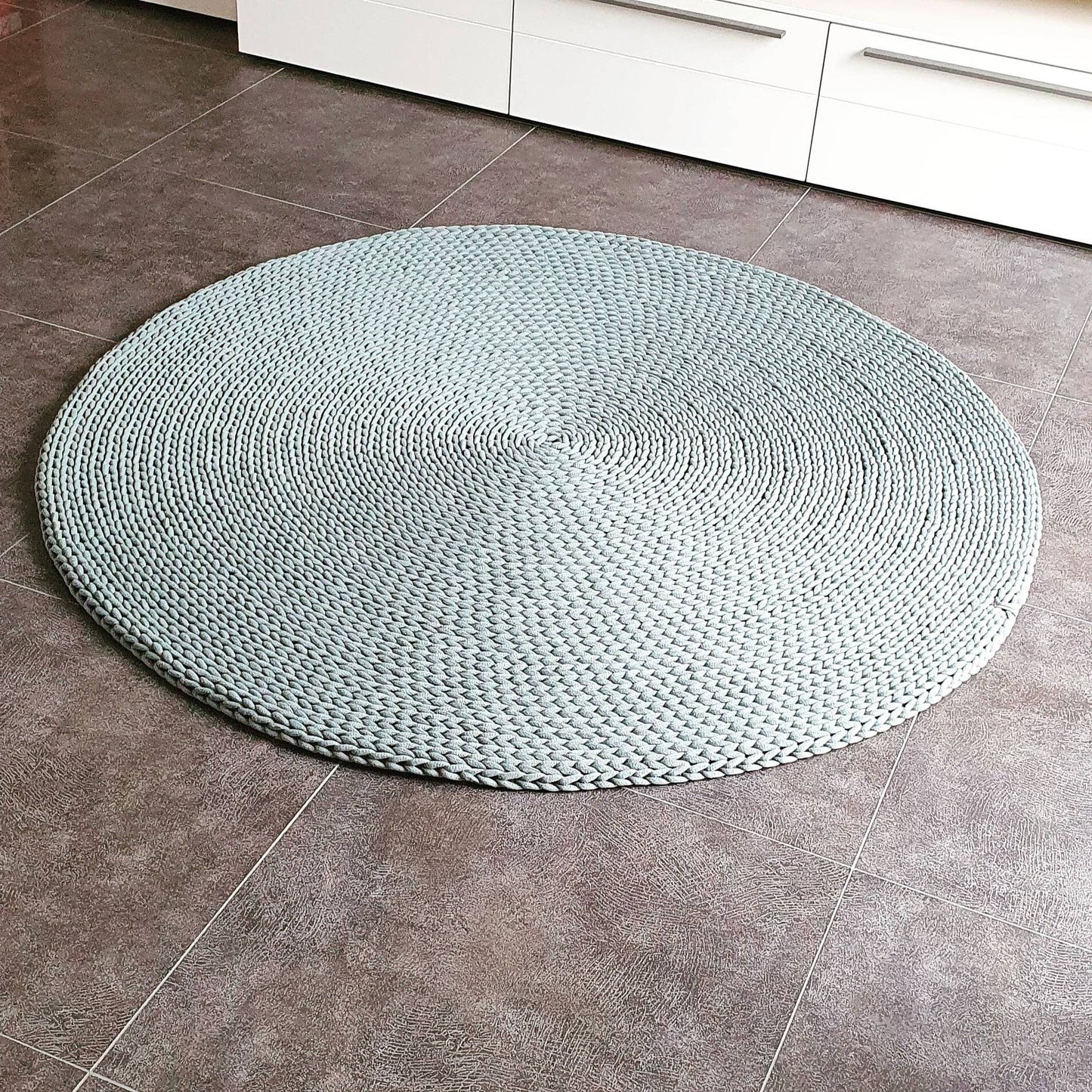 Handgemachter Teppich rund im skandinavischen Look