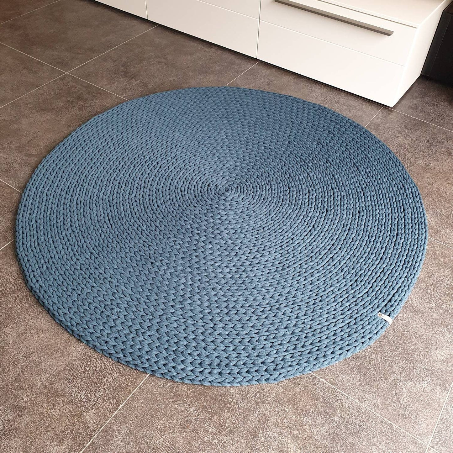 Handgemachter Teppich rund im skandinavischen Look