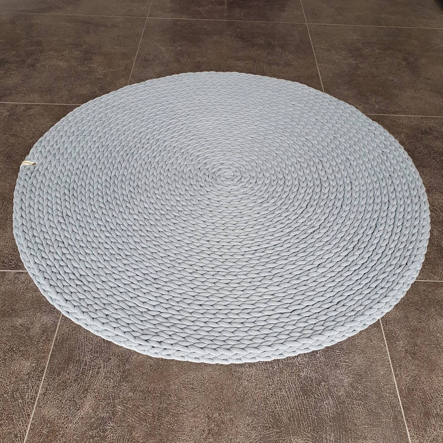 Handgemachter Teppich rund im skandinavischen Look