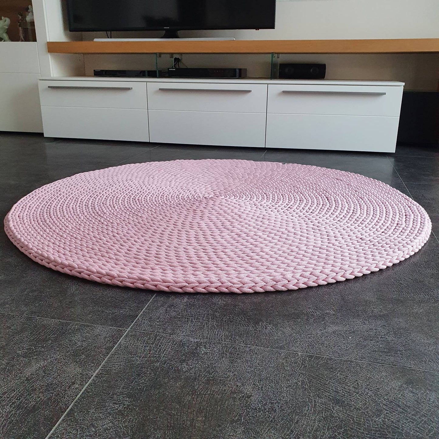 Handgemachter Teppich rund im skandinavischen Look