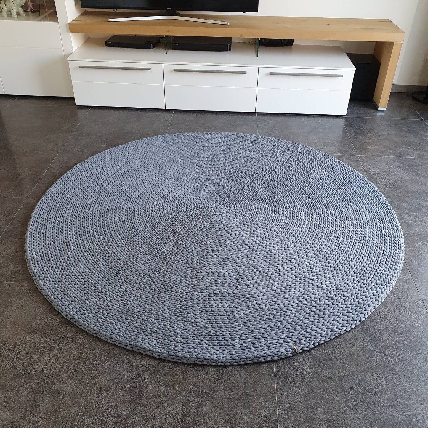 Handgemachter Teppich rund im skandinavischen Look