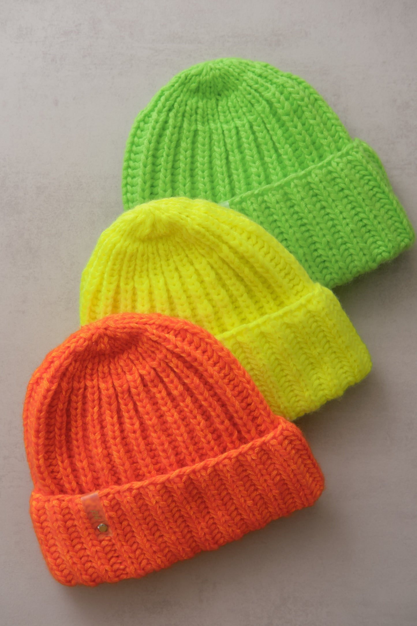 Handgestrickte Mütze in Neonfarben