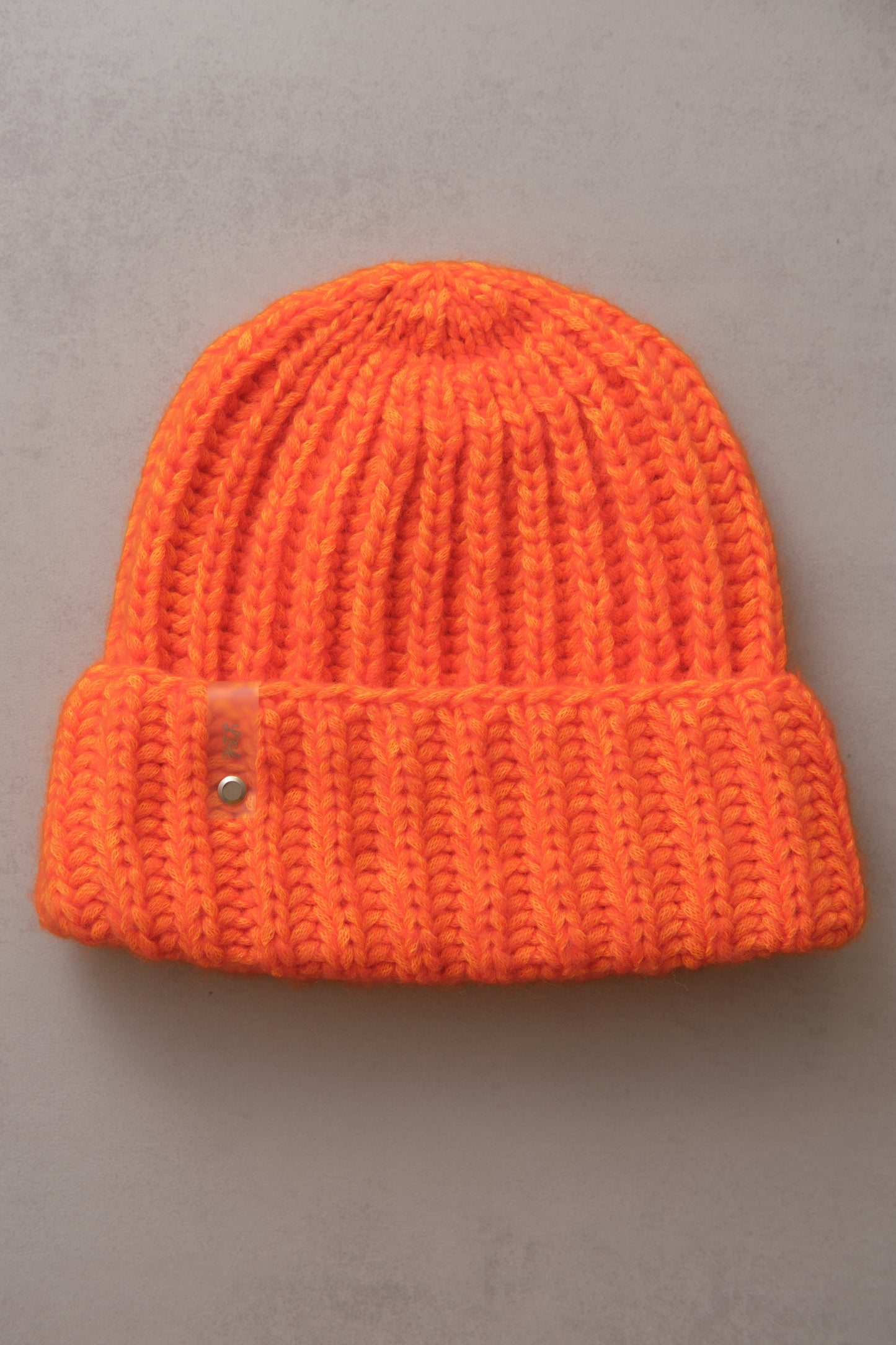 Handgestrickte Mütze in Neonfarben