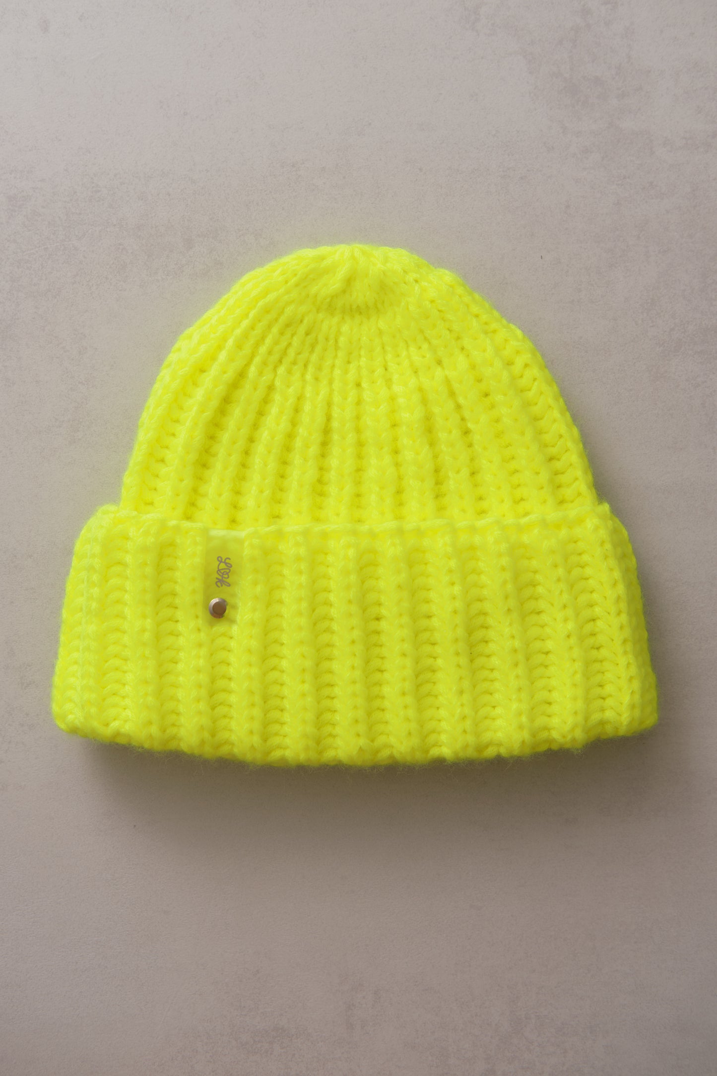 Handgestrickte Mütze in Neonfarben