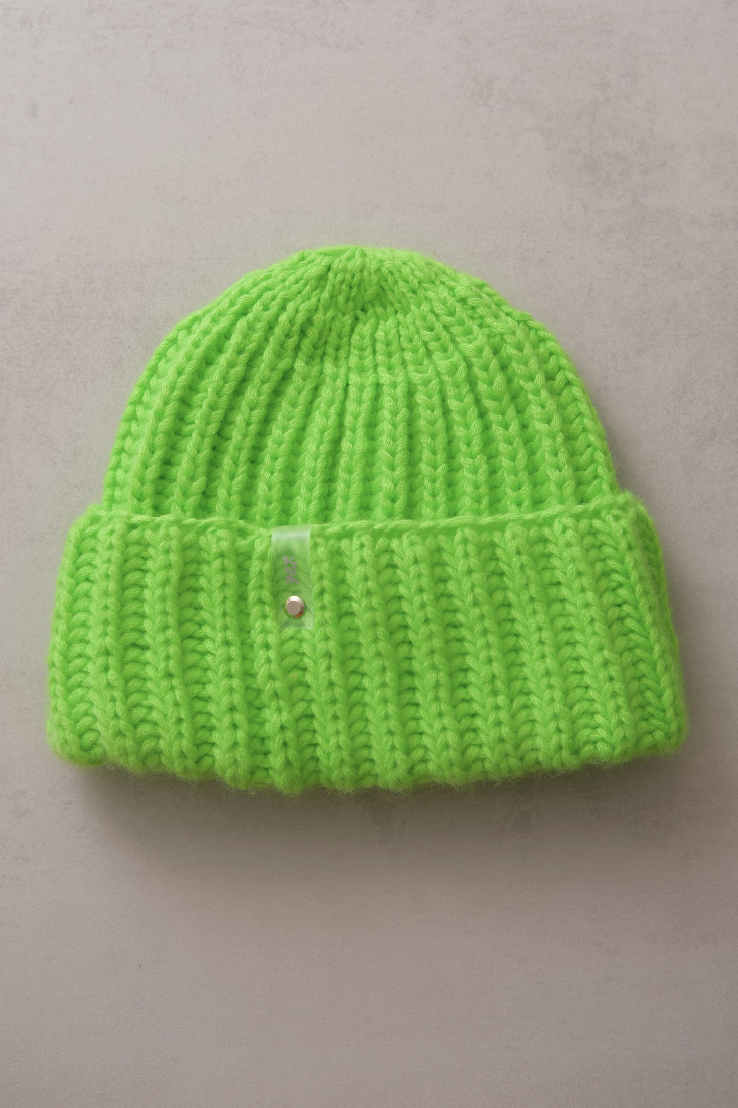 Handgestrickte Mütze in Neonfarben
