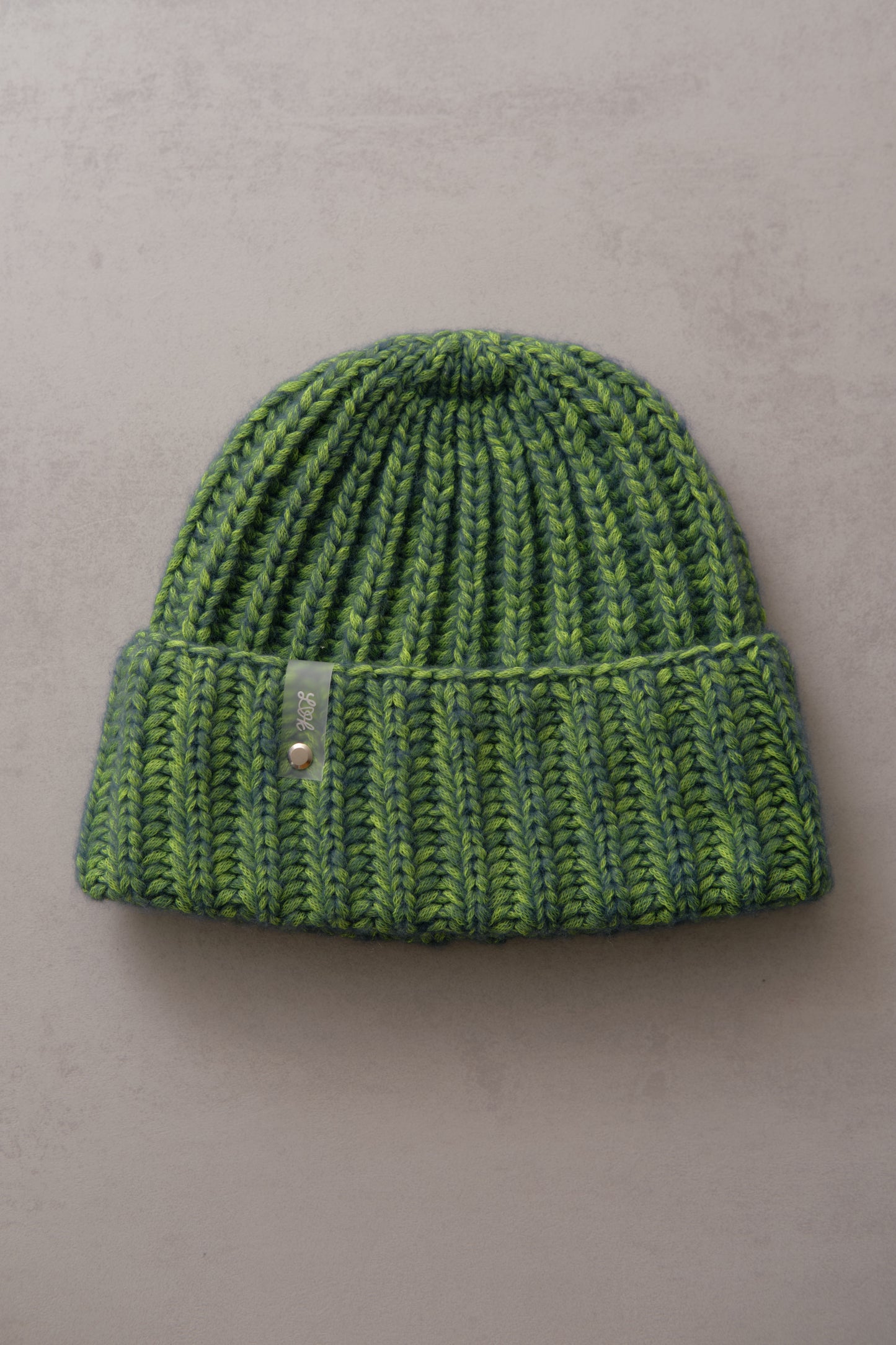 Handgestrickte Mütze in Neonfarben