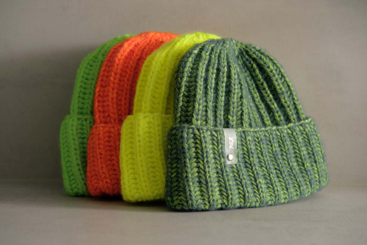 Handgestrickte Mütze in Neonfarben