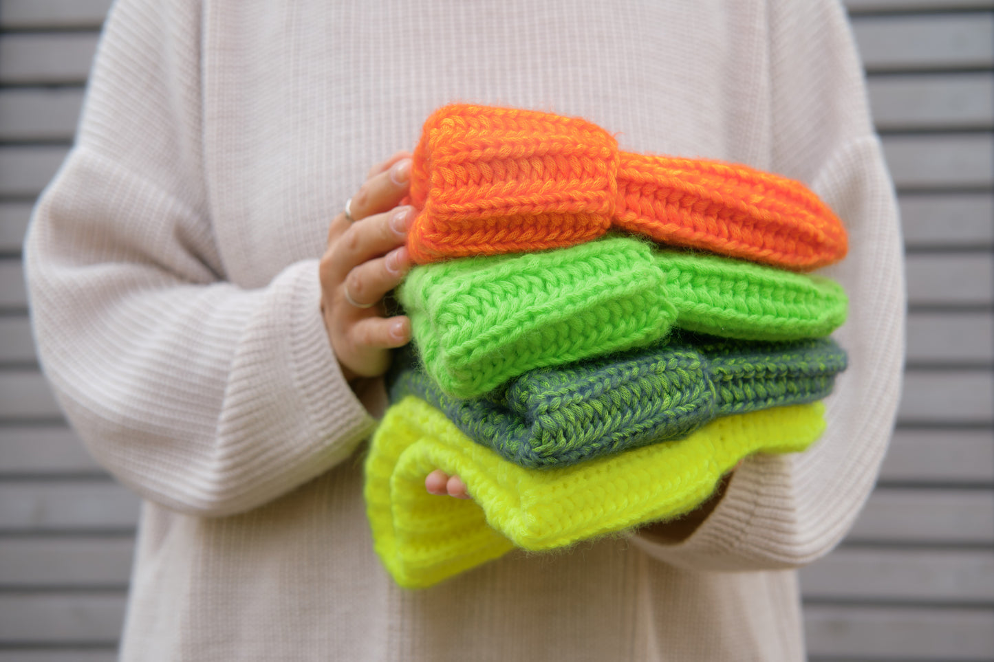 Handgestrickte Mütze in Neonfarben