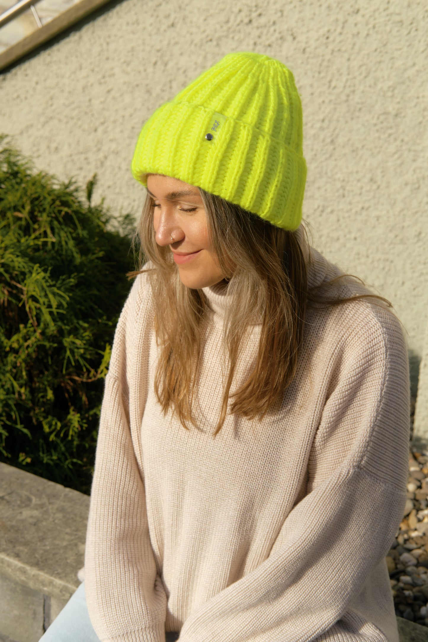Handgestrickte Mütze in Neonfarben