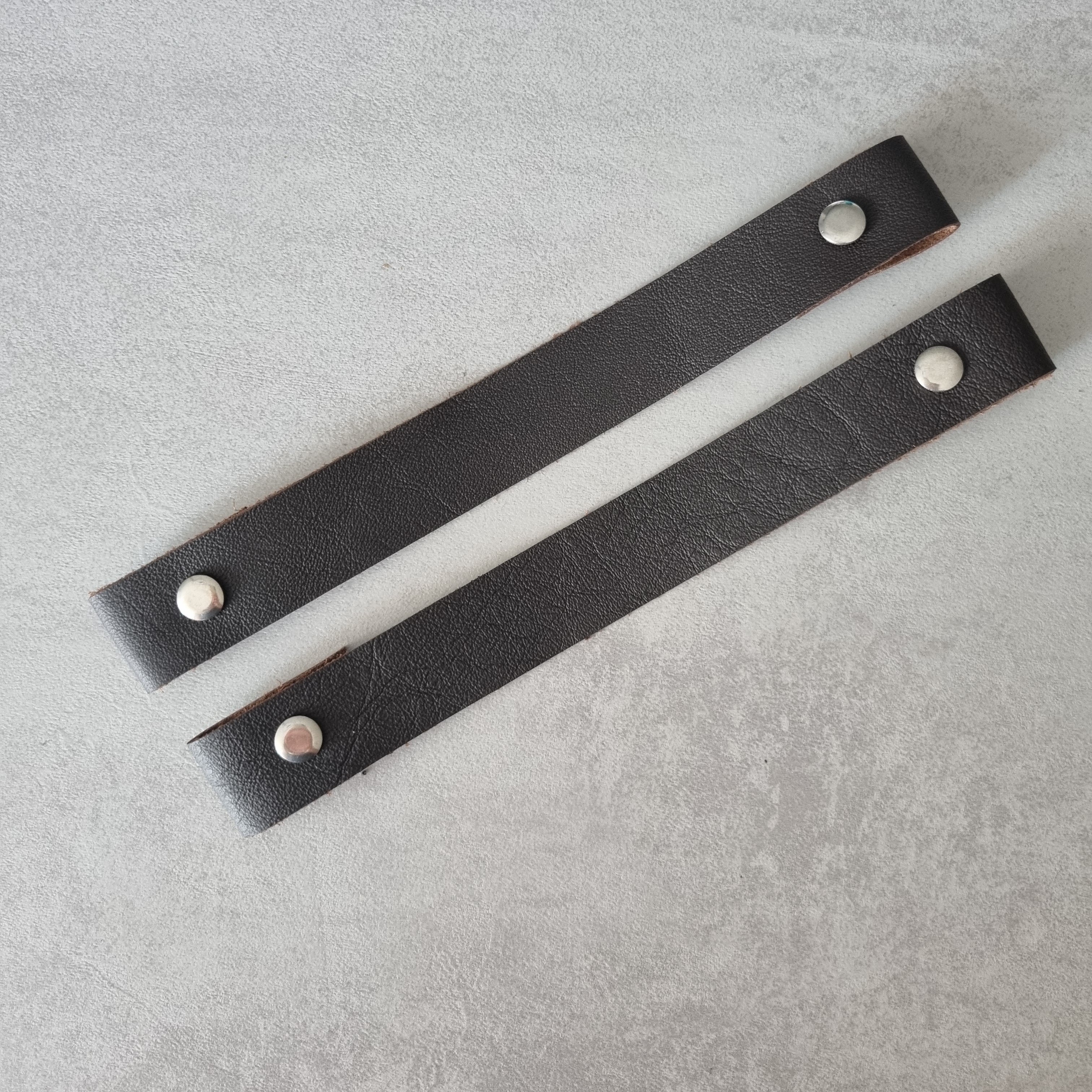 2er Set Lederhenkel mit Schrauben für Körbe oder Taschen 2er Set Lederhenkel mit Schrauben für Körbe oder Taschen