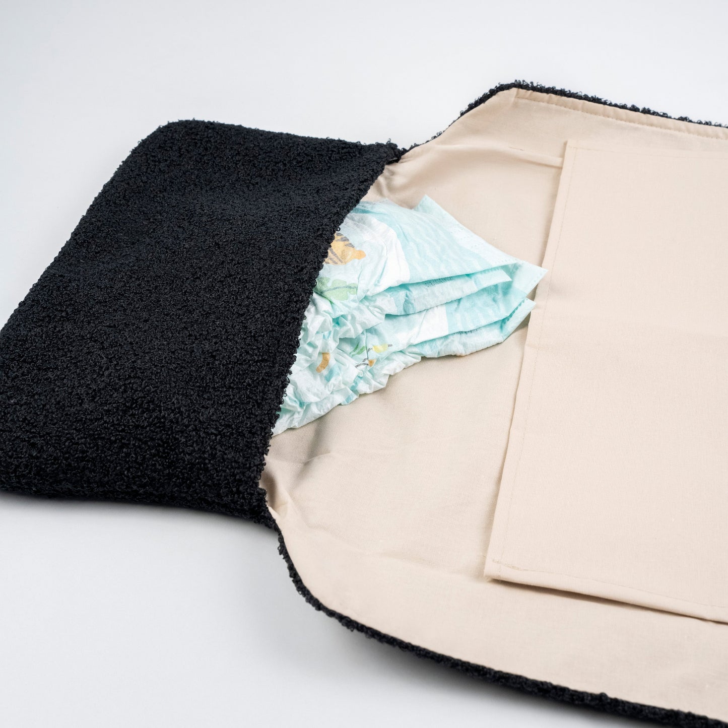 Wickelunterlage Teddystoff Bouclé – praktische Windeltasche für unterwegs