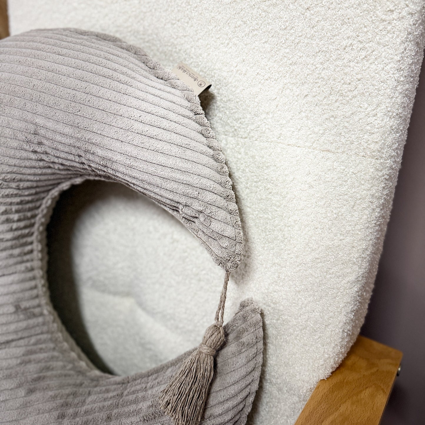 Stillkissen Halbmond Cord – Komfort, Unterstützung & stilvolle Optik