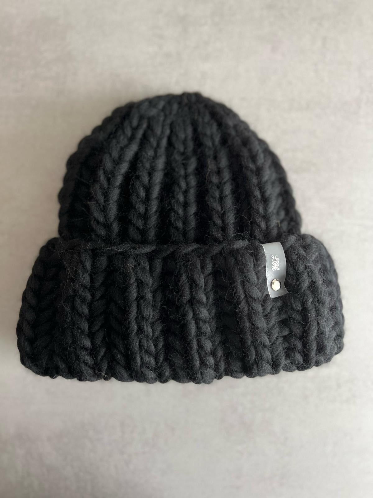 Hand-knitted beanie made of extra thick wool