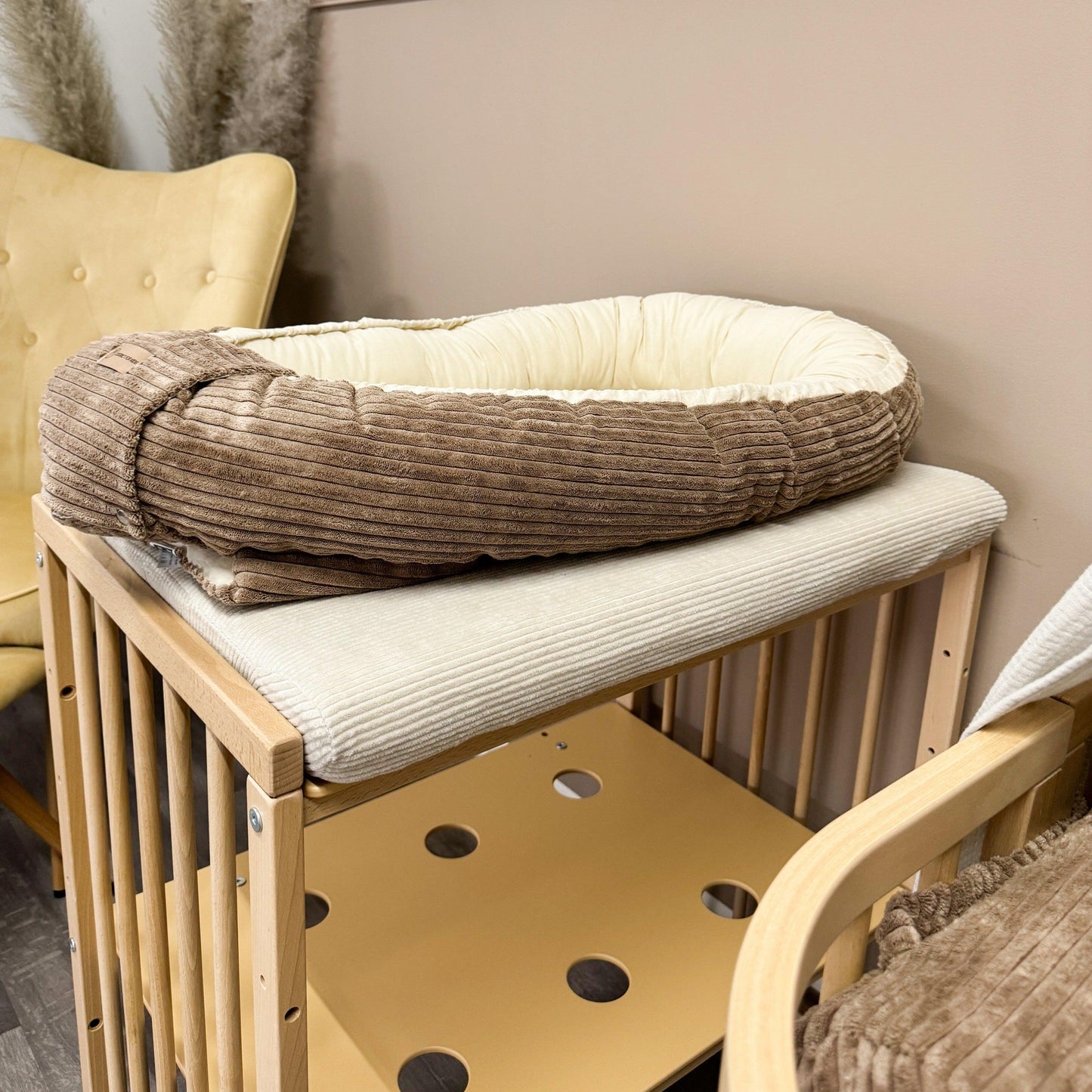 Babynestchen Cord  – Mitwachsender weicher Baby-Kokon