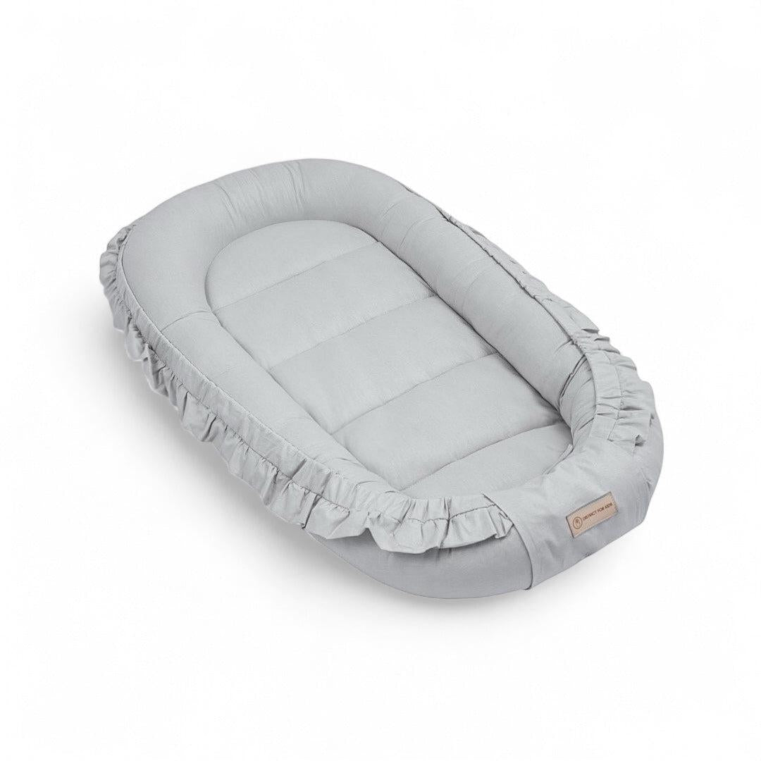 Babynestchen Baumwolle Rüschen – Verspielter mitwachsender Baby-Kokon