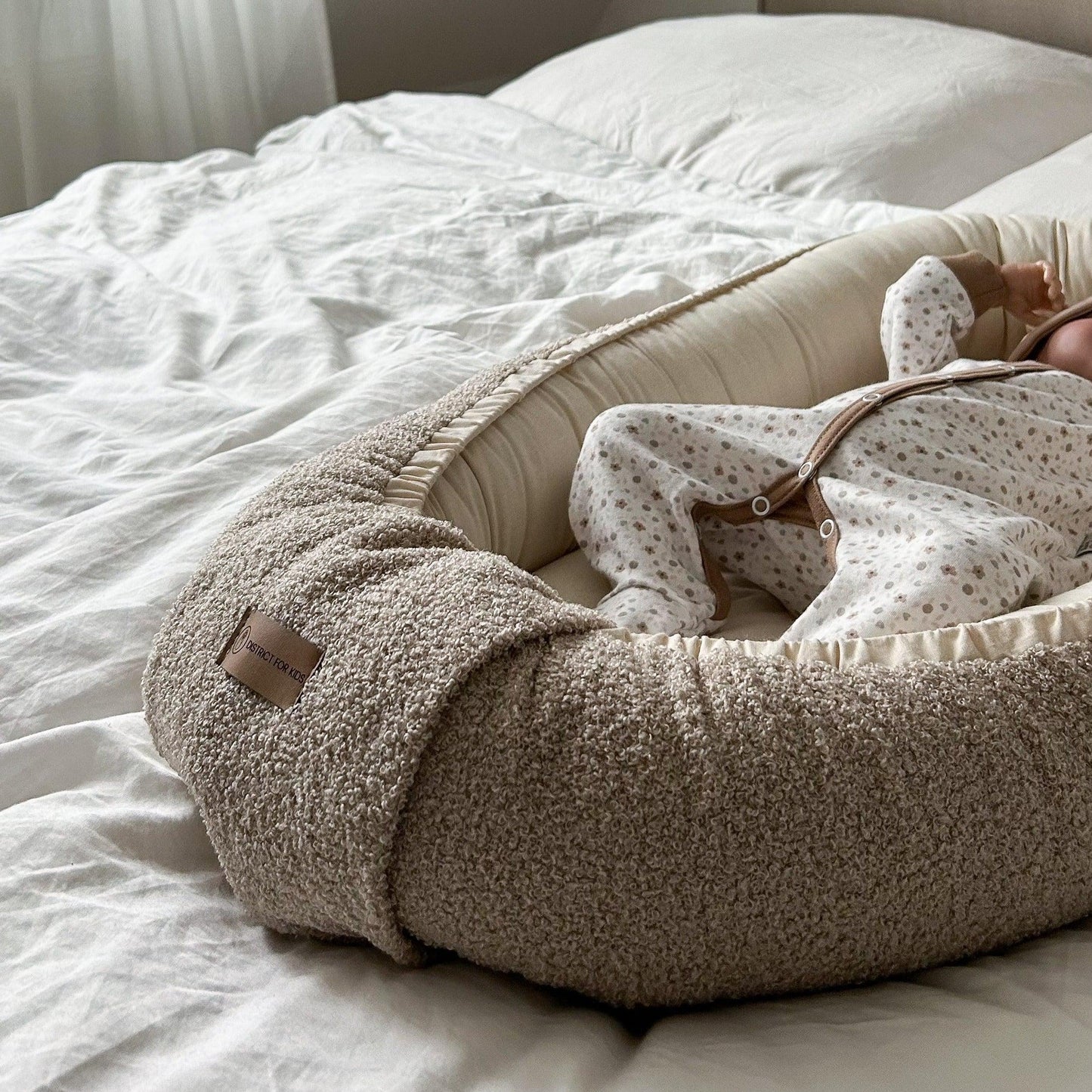 Babynestchen Teddystoff-Bouclé – mitwachsender Baby-Kokon