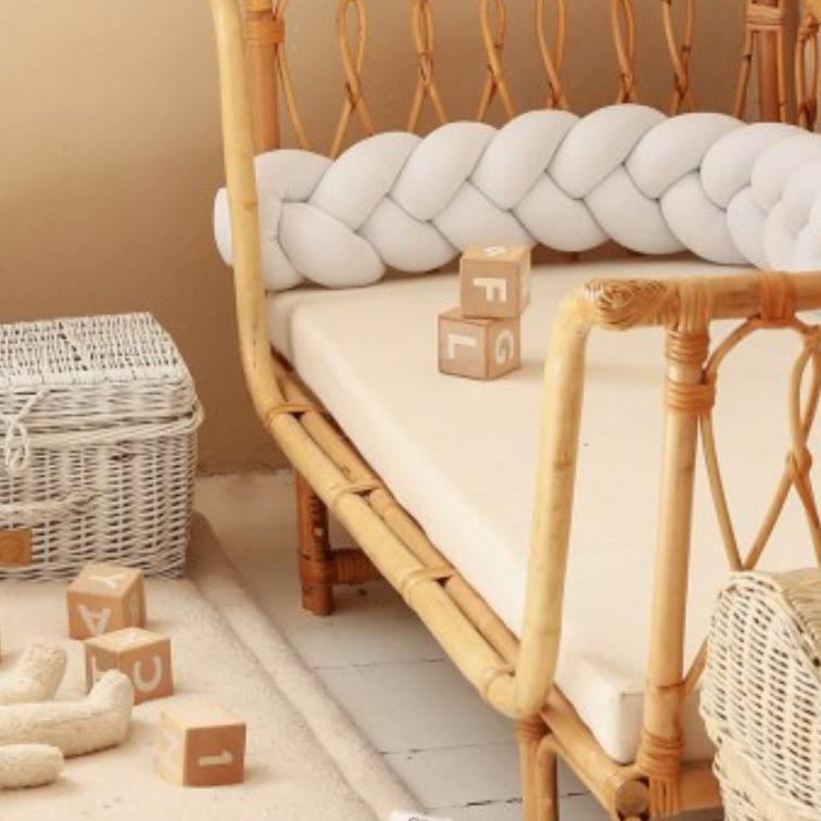 Bettschlange geflochten Velours – Bettumrandung für Schutz, Geborgenheit & Komfort