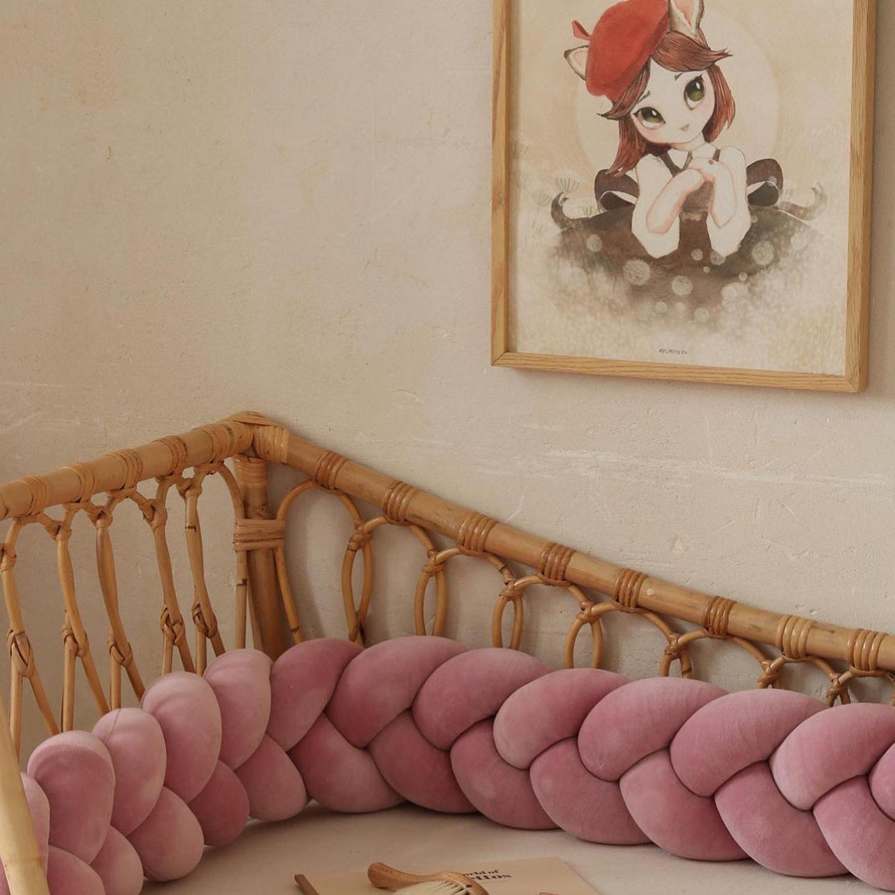 Bettschlange geflochten Velours – Bettumrandung für Schutz, Geborgenheit & Komfort