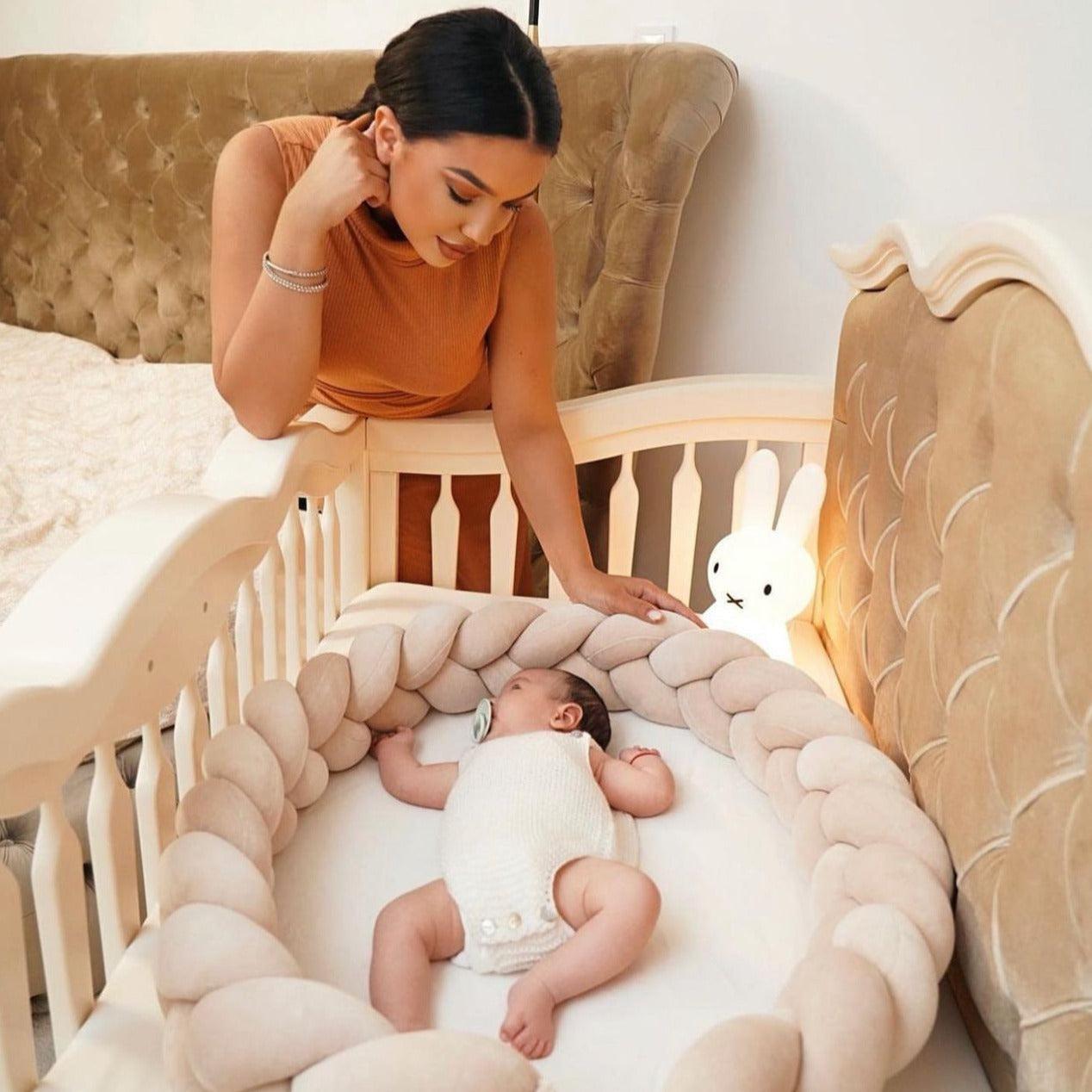 Bettschlange geflochten Velours – Bettumrandung für Schutz, Geborgenheit & Komfort