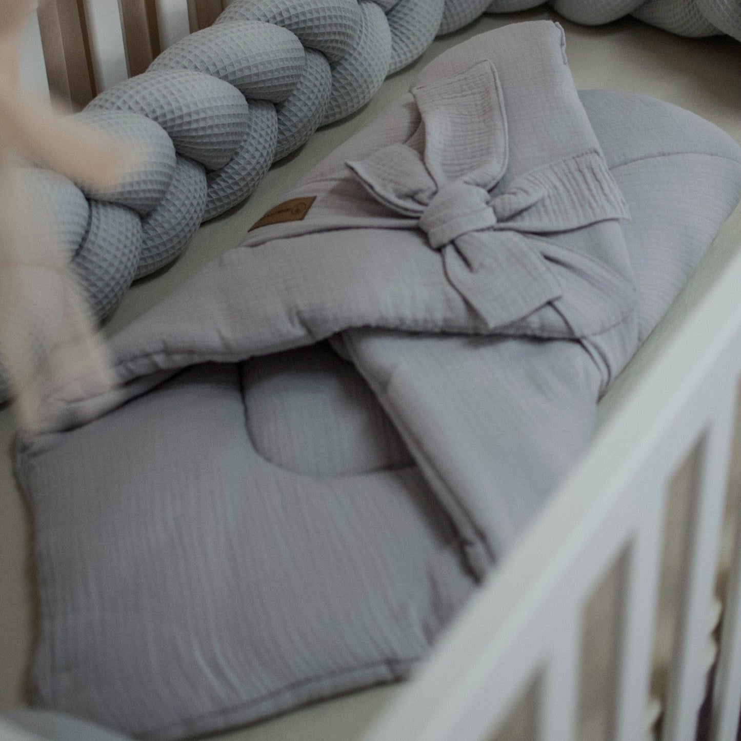 Babyhörnchen Musselin mit Schleife – Kuschelige Puckdecke & Einschlagdecke