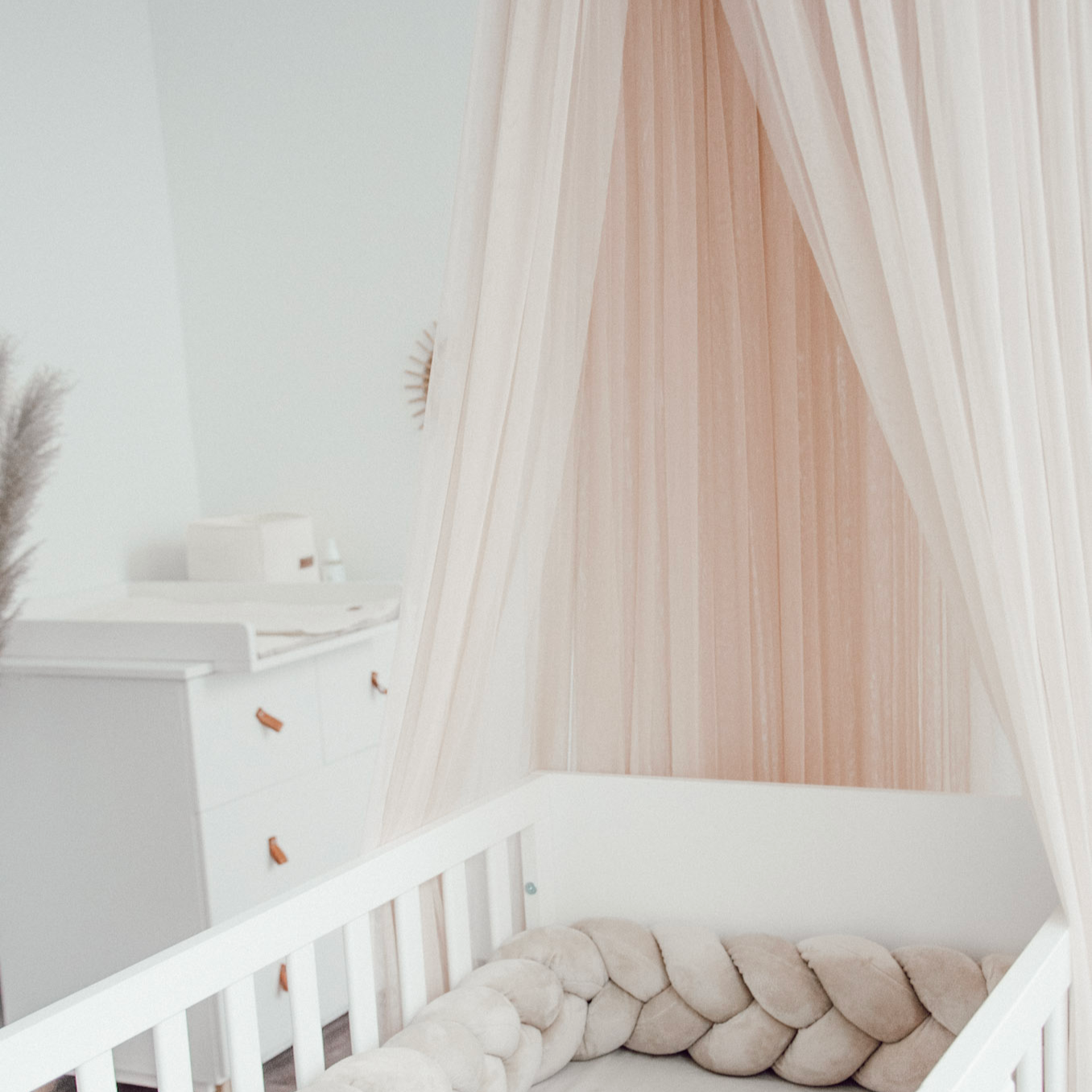 Baldachin aus Tüll – Traumhafte Deko für Baby- & Kinderzimmer