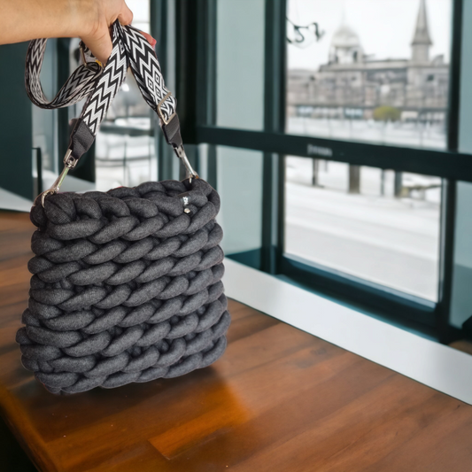 Hand-knitted extra-thick wool crossbody bag with detachable strap