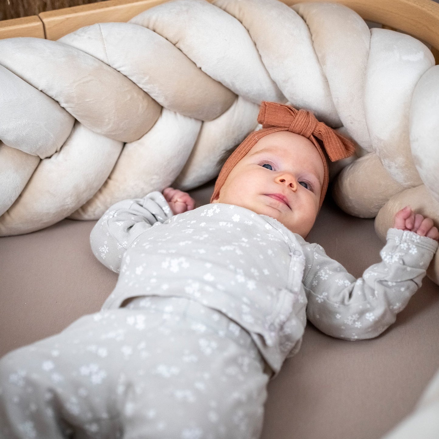 Bettschlange geflochten Fischgrätenoptik Velours – Premium Schutz & Komfort