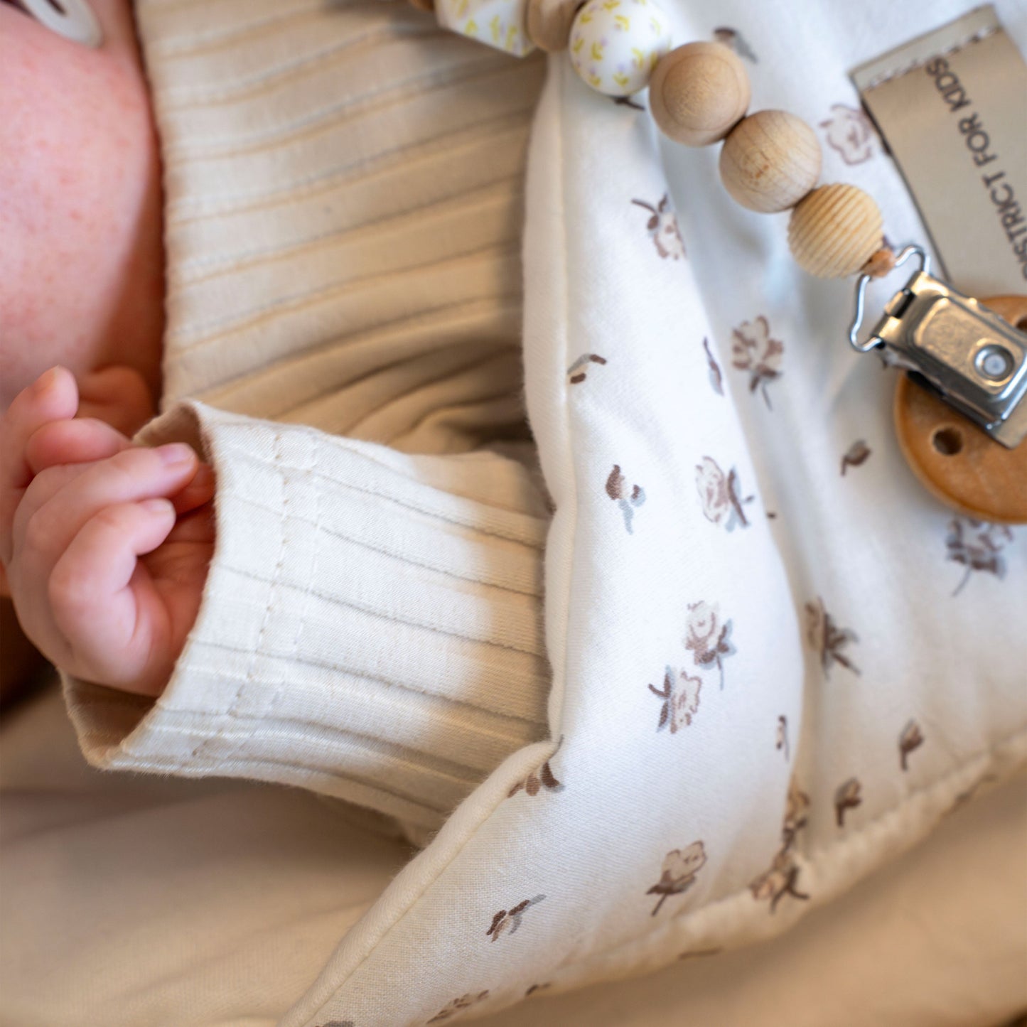 Pucksack Baumwolle Rosen mitwachsend – Ganzjahres Babyschlafsack & Einschlafhilfe