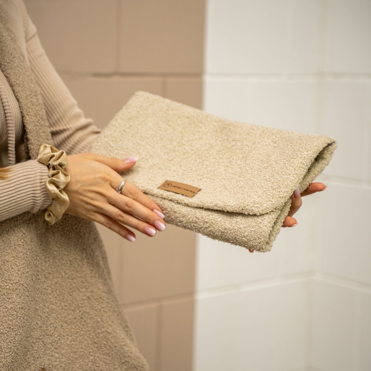 Wickelunterlage Teddystoff Bouclé – praktische Windeltasche für unterwegs