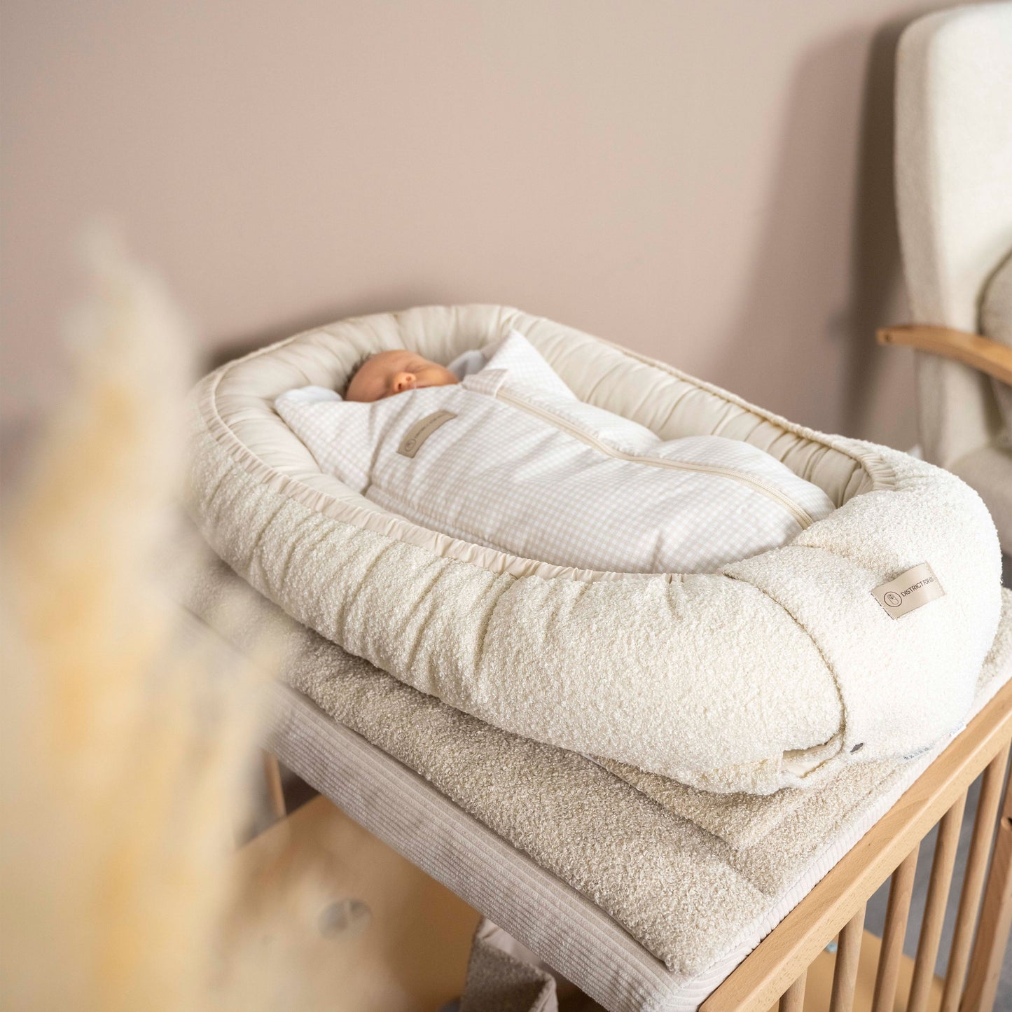 Babynestchen Teddystoff-Bouclé – mitwachsender Baby-Kokon