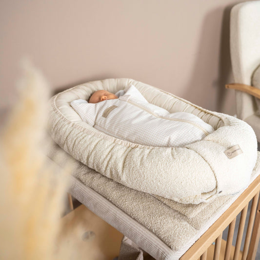 Babynestchen Teddystoff-Bouclé – mitwachsender Baby-Kokon