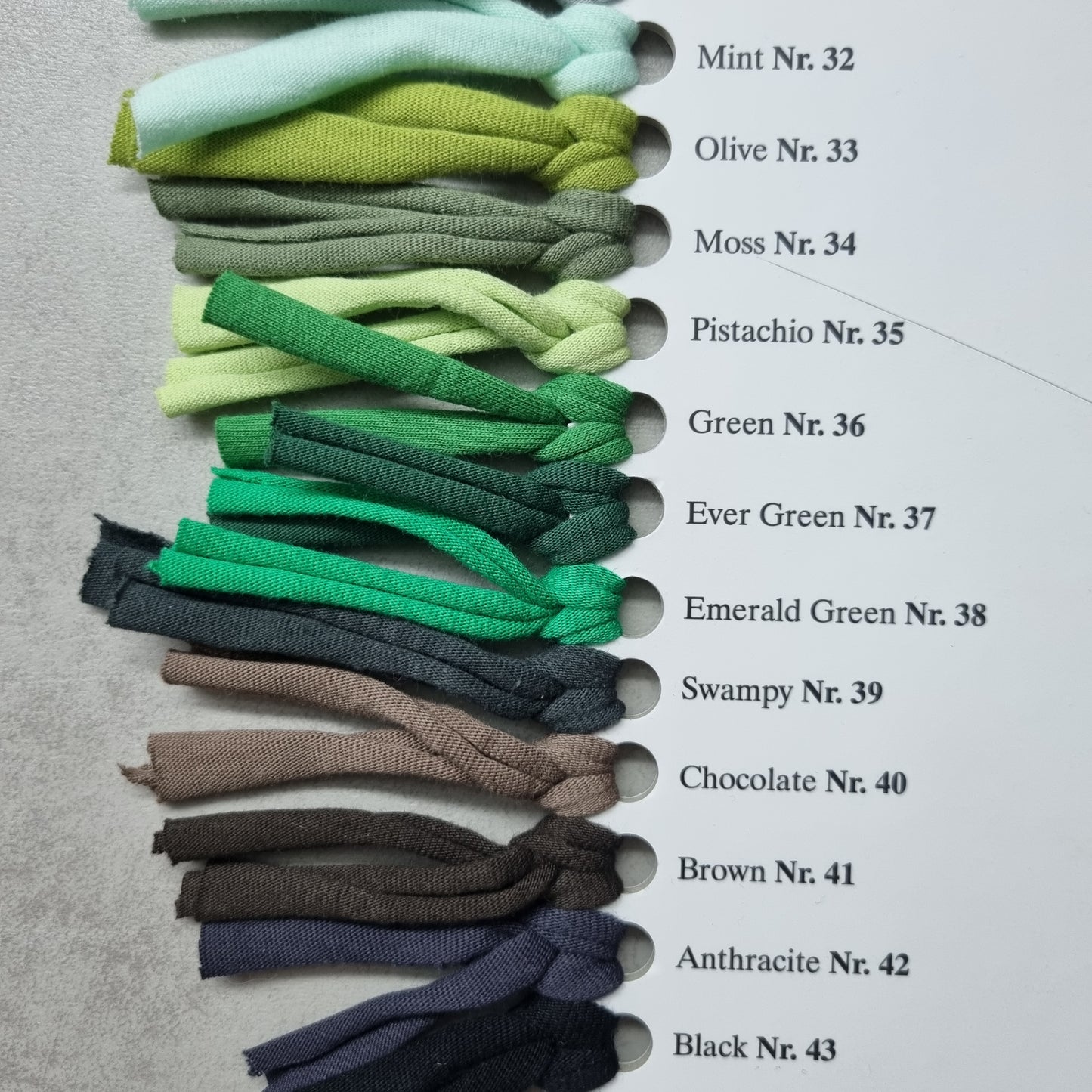 Hilado superior de la camiseta del hilado de materia textil en longitud 100% del barril del algodón 100-120m de los rollos con