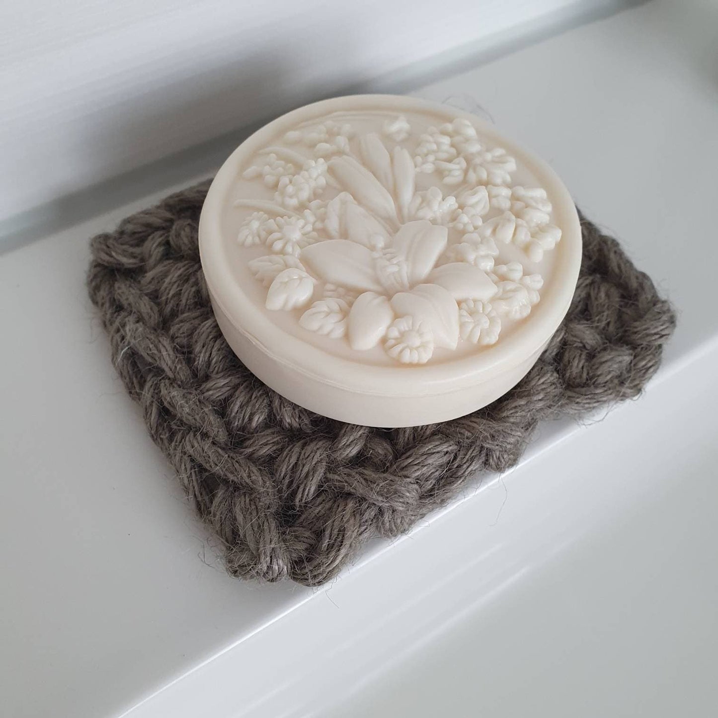 Soap base crocheted from 100% natural jute, robust durable and plastic-free