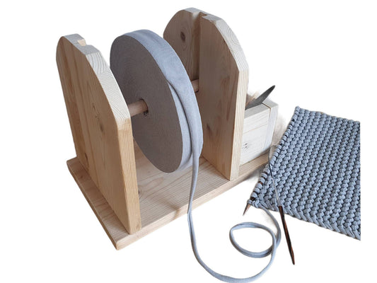 Yarn holder Wooden yarn dispenser with built-in needle storage