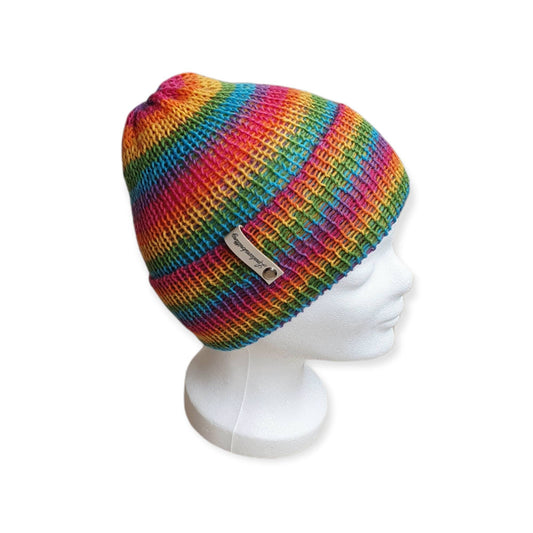 Gestrickte Mütze in Regenbogen-Farben