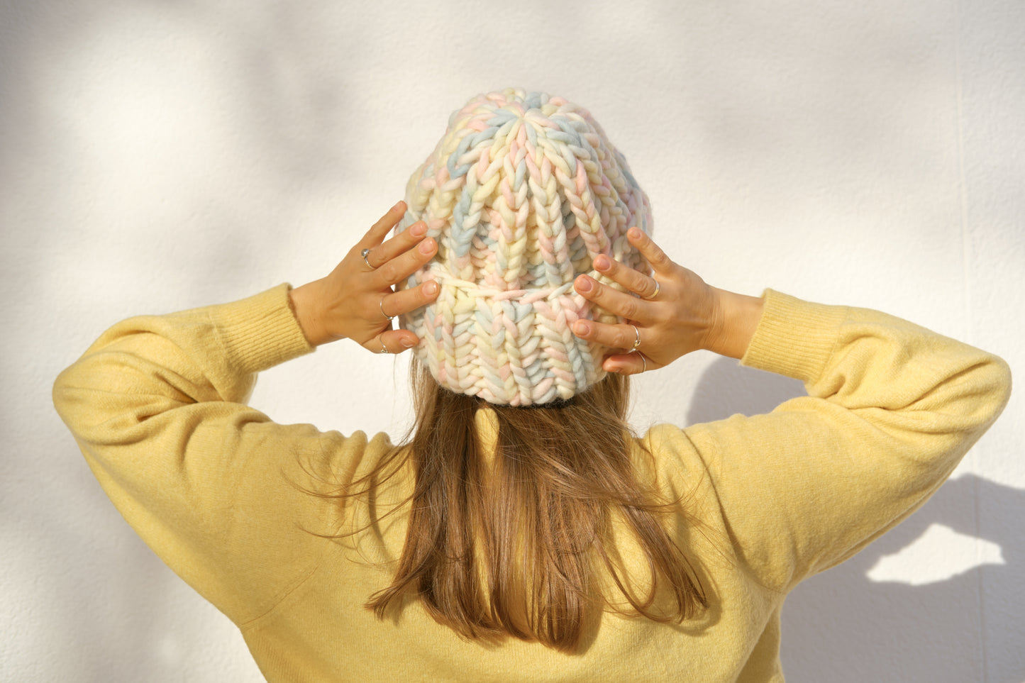 Bonnet en laine brute épais avec motif tricoté